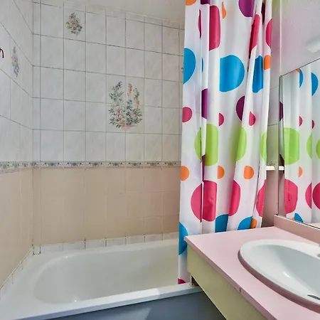 - A 200 M - 4 Pers & Terrasse Apartment *